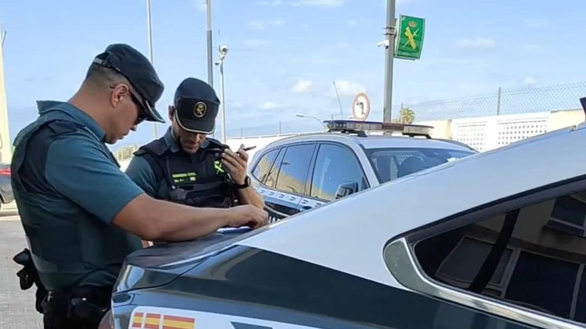 Agentes de la Guardia Civil, en un coche patrulla.