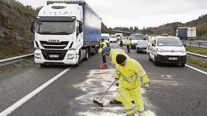 Cinco heridos en una cadena de accidentes causados por un vertido de gasoil en la A-52