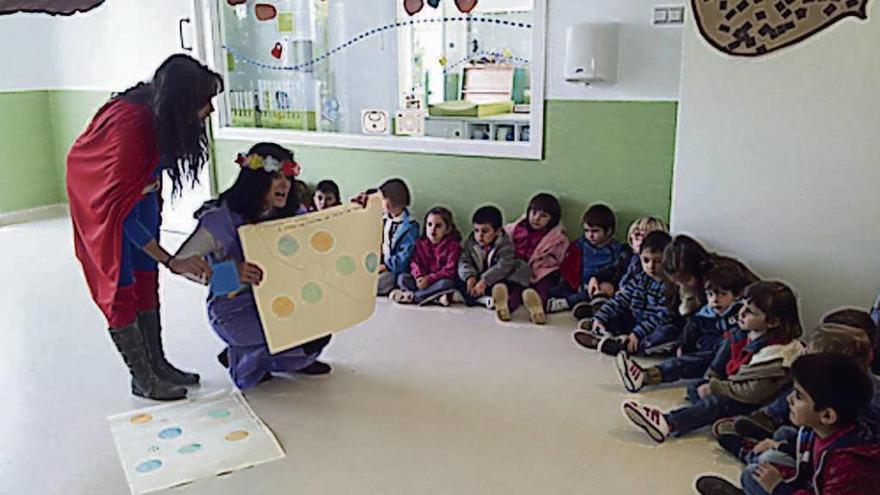 Unha sesión de contacontos na escola infantil de Coirós.