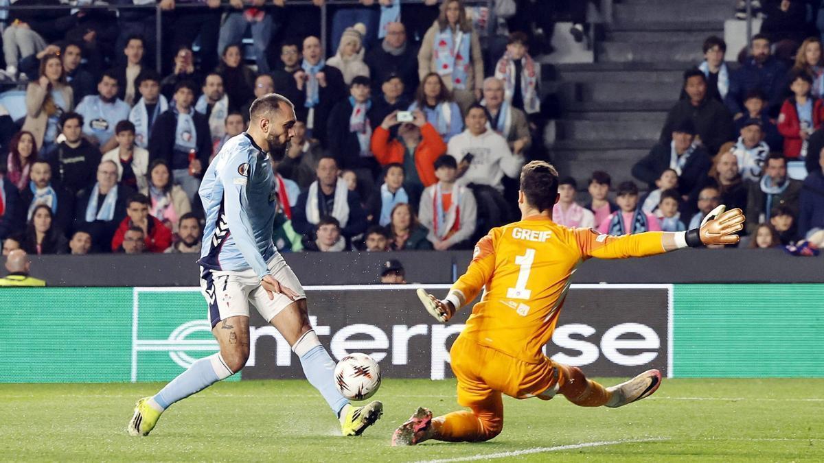 Borja Iglesias trata de superar la salida de Greif en una acción del primer tiempo.