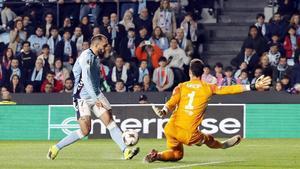 Borja Iglesias trata de superar la salida de Greif en una acción del primer tiempo.