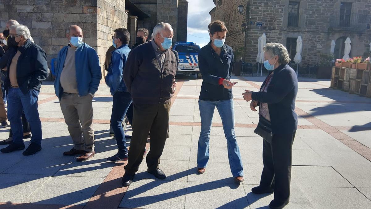 San Damián entrega el primer bono a una vecina de Valdespino, Matilde Centeno.