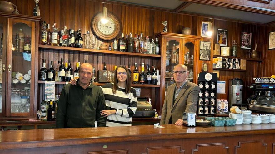 Pepiño, Esther Alonso y Antonio Alonso, tras la barra del Café Quico.   |