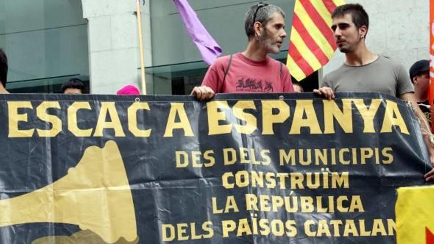 Enric Stern i Jaume Roura, a la plaça del Vi de Girona el 2015