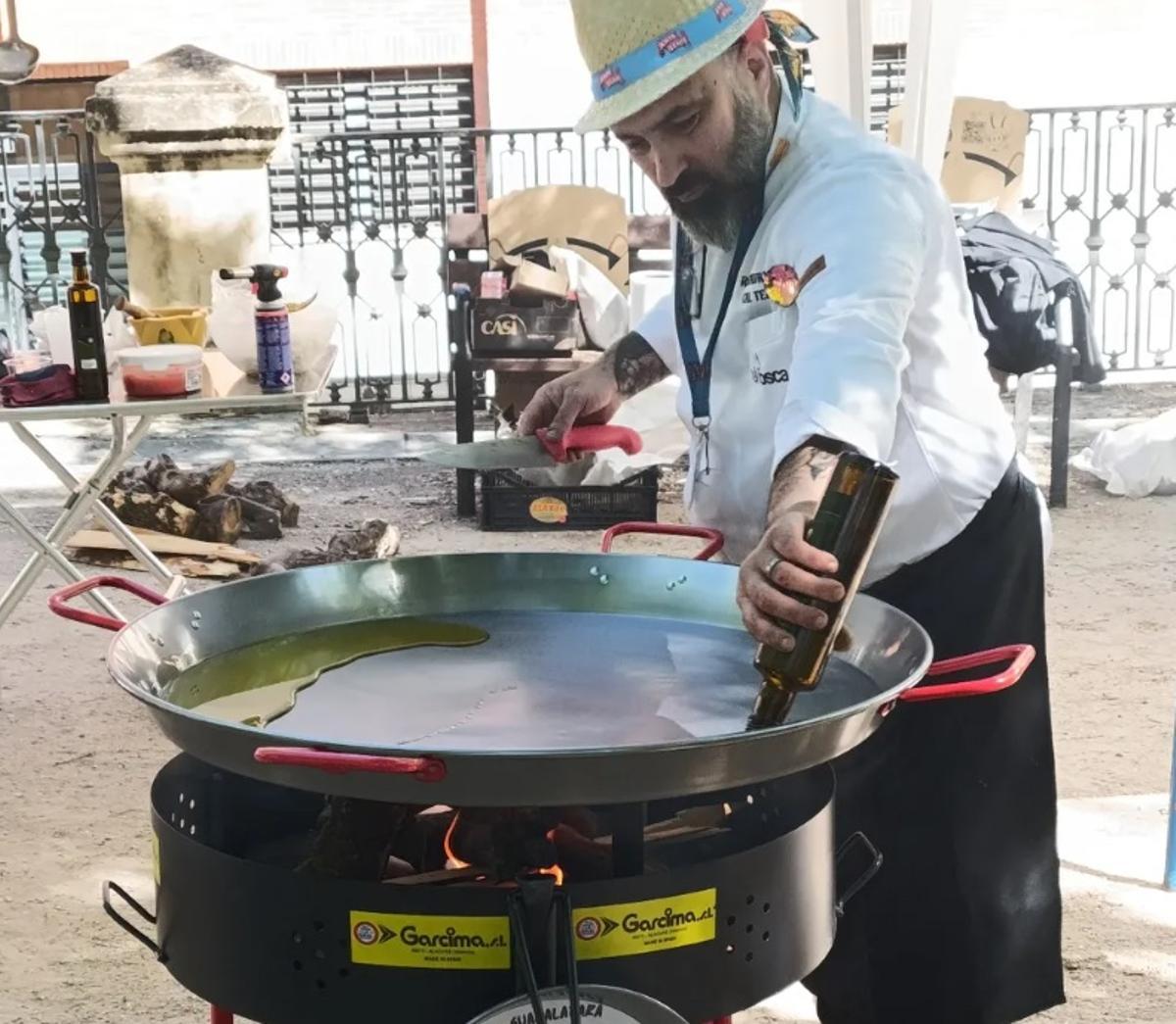 Pep Castelló prepara una paella