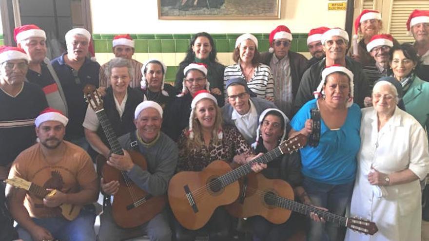 Componentes del nuevo grupo folclórico creado en el comedor social de La Milagrosa, en Santa Cruz.