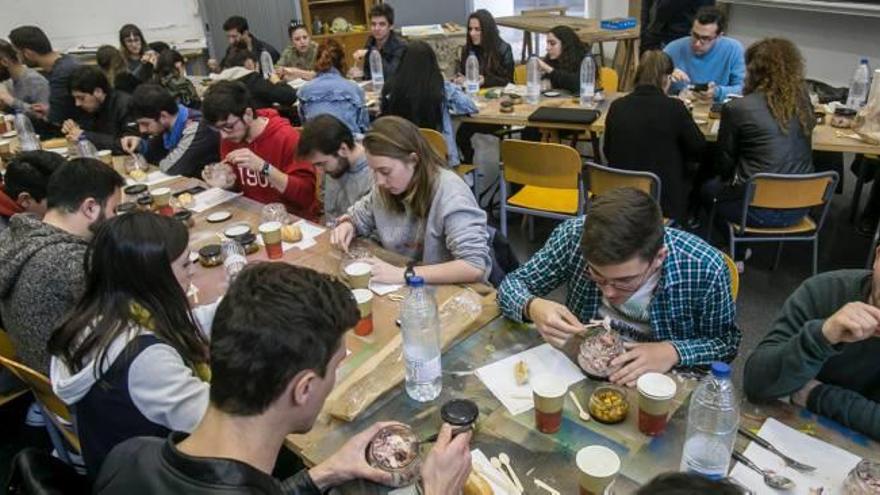 Participantes en la Semana de la Arquitectura de la Universidad de Alicante degustan ayer platos que cuestan un euro mientras escuchan una conferencia.