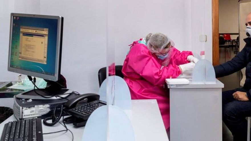 Una enfermera hace un test rápido a un hombre en el centro de salud de San Andrés, en Murcia.