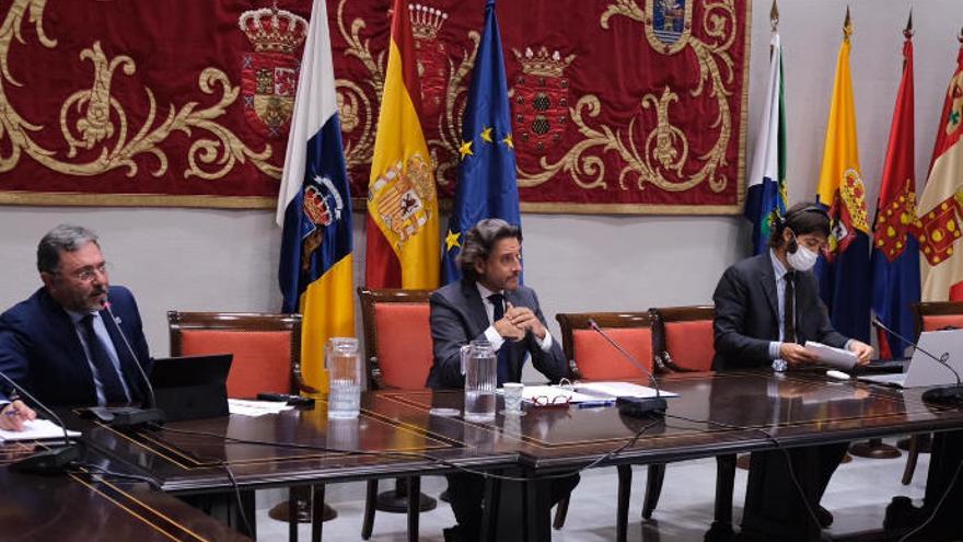 El presidente del Parlamento de Canarias (c).