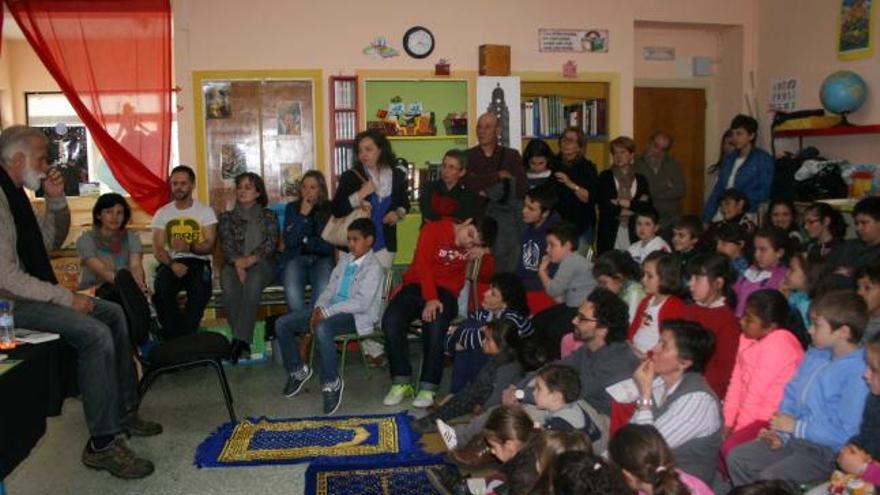 Gonzalo Moure, a la izquierda, frente a su público de Belmonte de Miranda.