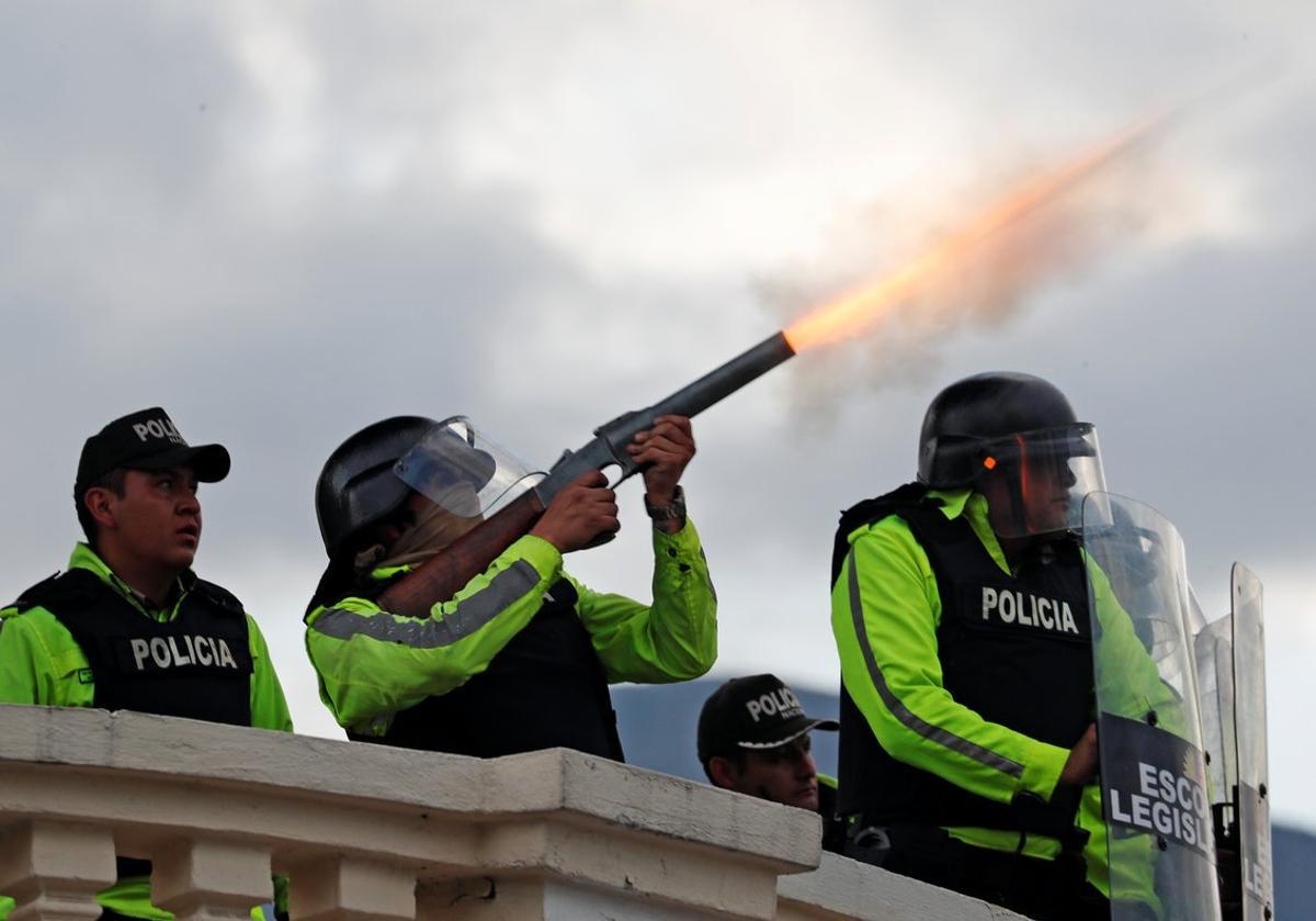 Police open fire during a protest against Ecuador’s President Lenin Moreno’s austerity measures in Quito, Ecuador October 11, 2019. REUTERS/Carlos Garcia Rawlins