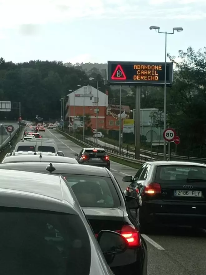 Retenciones kilométricas en Puxeiros tras una salida de vía