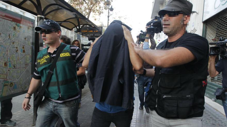 La Guardia Civil se lleva a un detenido de la sede de la empresa EICO. Foto: Fernando Bustamante