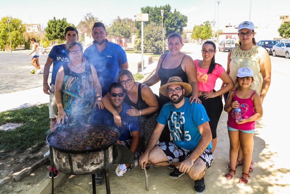 Los vecinos participan en el tercer concurso municipal de paellas