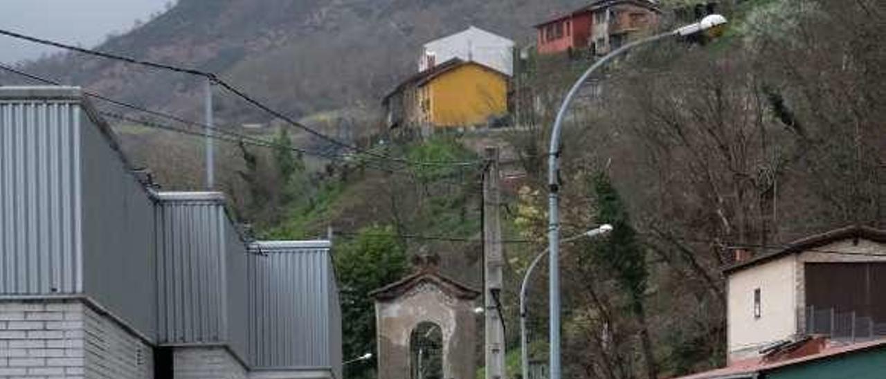 Amigos y vecinos de Enol Megido, en el tanatorio de Moreda.