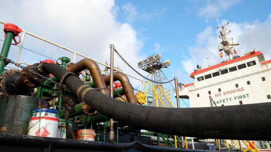 Tuberías de suministro de combustible conectadas a un barco en el Puerto de Las Palmas.