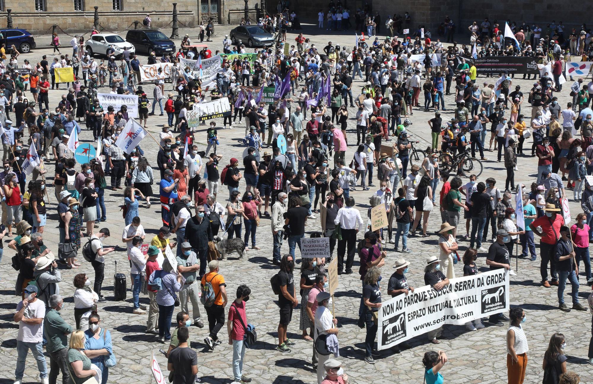 Una multitudinaria marcha recorre Santiago para exigir "un nuevo modelo eólico" y la paralización de proyectos