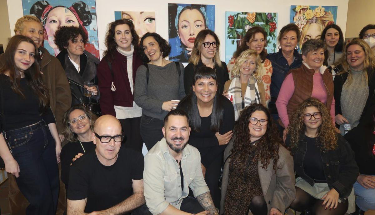 Varias de las obras expuestas de retratos de mujeres.