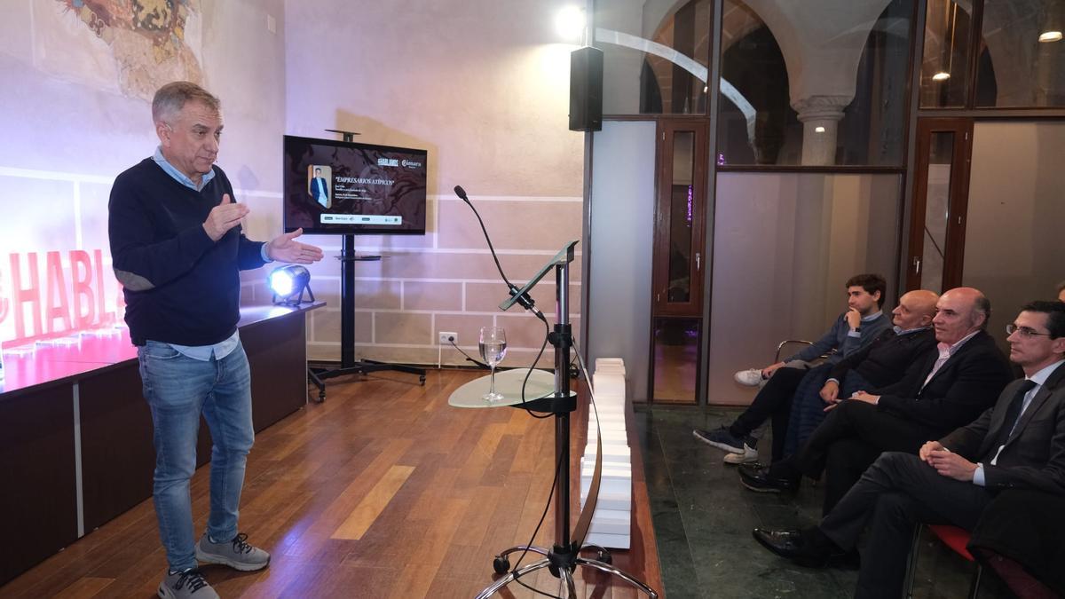 José Polo, sumiller y socio fundador del Restaurante Atrio, durante su intervención en la jornada #Hablamos en Badajoz.