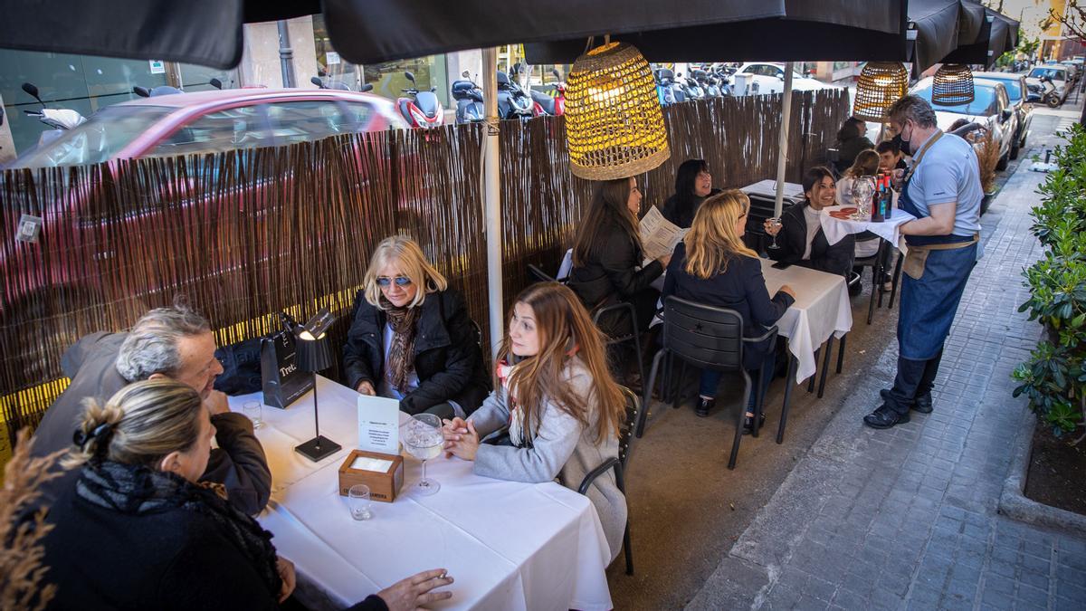 Terraza en calzada del Racó de l'Àngel, que ha logrado la aprobación para su instalación definitiva.