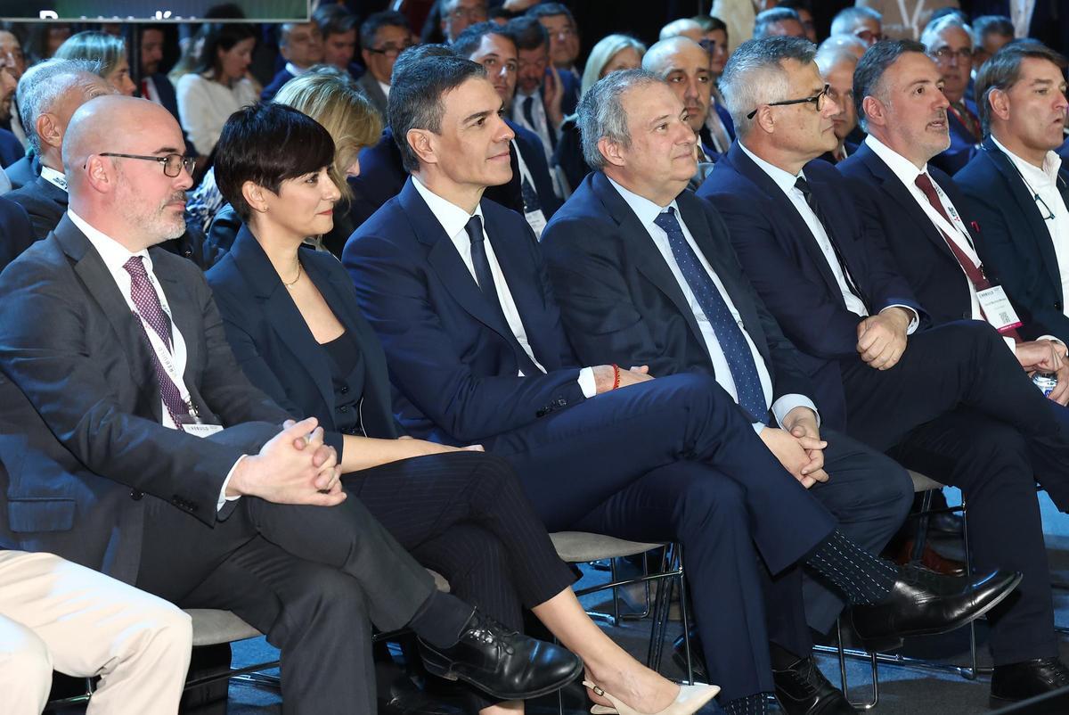 Pedro Sánchez junto a Isabel Rodríguez, ministra de Vivienda, y Jordi Hereu, ministro de Industria, durante la presentación del PERTE de la industrialización