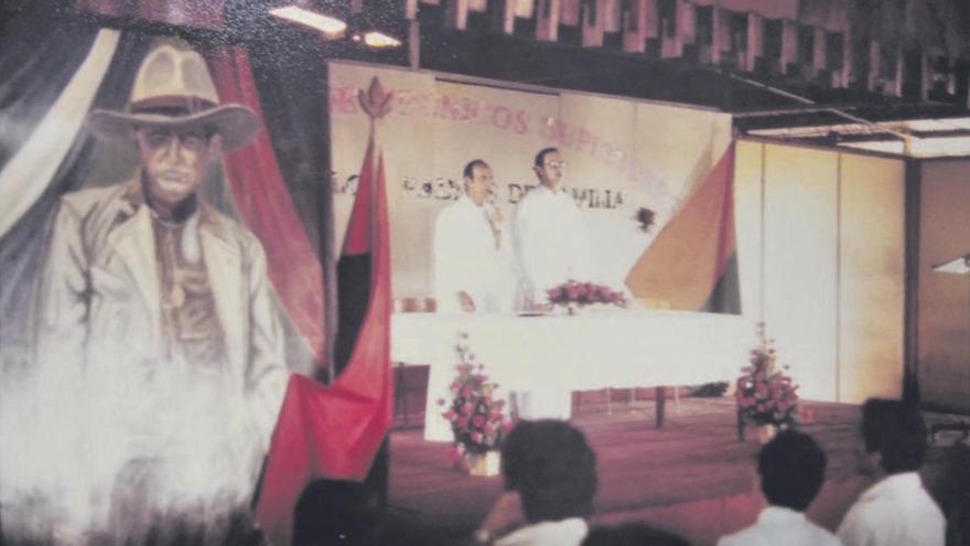 Jesús María Martín-Mateo, a la izquierda, oficiando junto a Pedro Armada en el salón de actos de la escuela de Estelí (Nicaragua), con un retrato del general Sandino en primer término. 