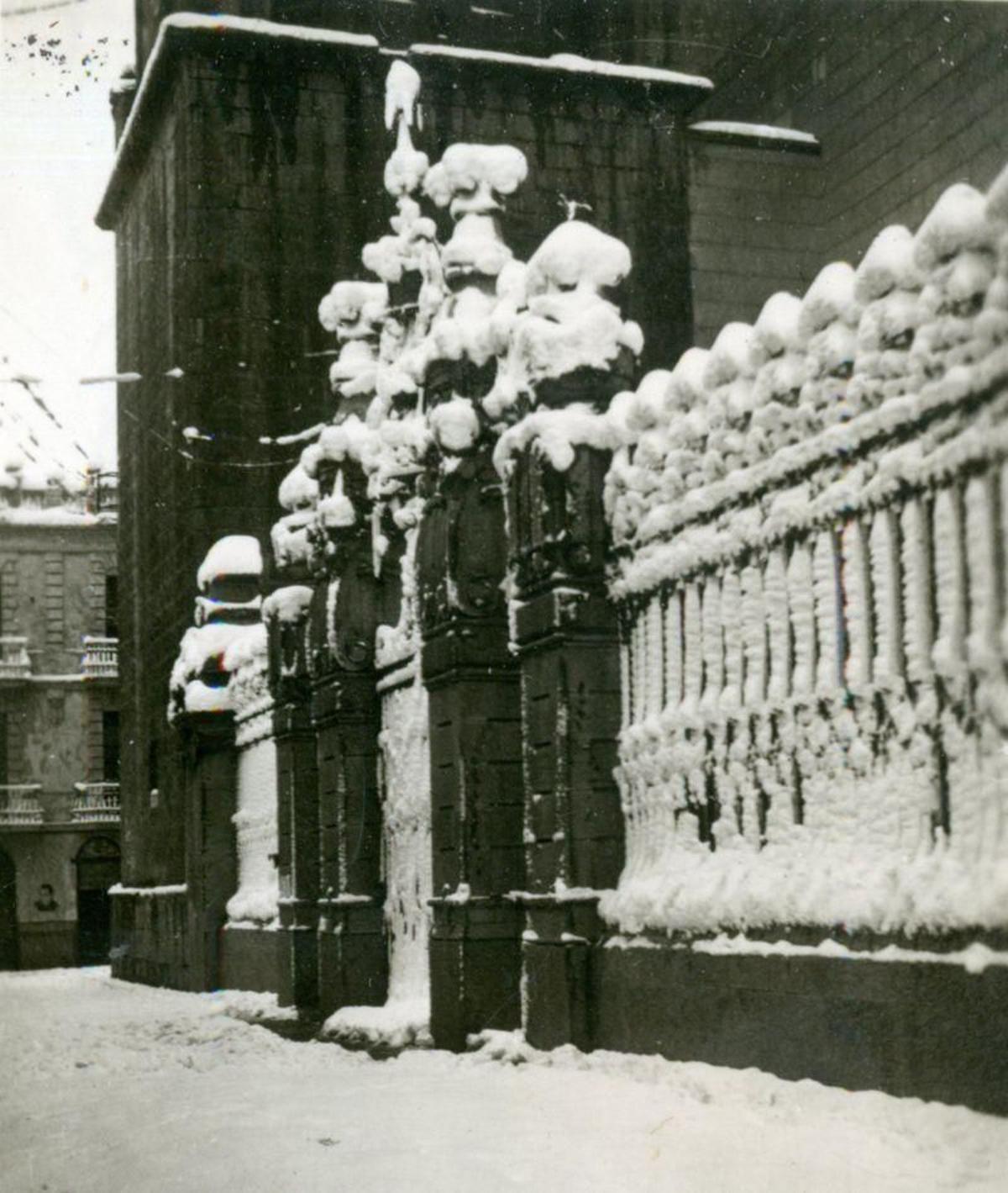 Imagen de las verjas de la iglesia Arciprestal de Vila-real tras la nevada Imagen de las verjas de la iglesia Arciprestal de Vila-real tras la nevada