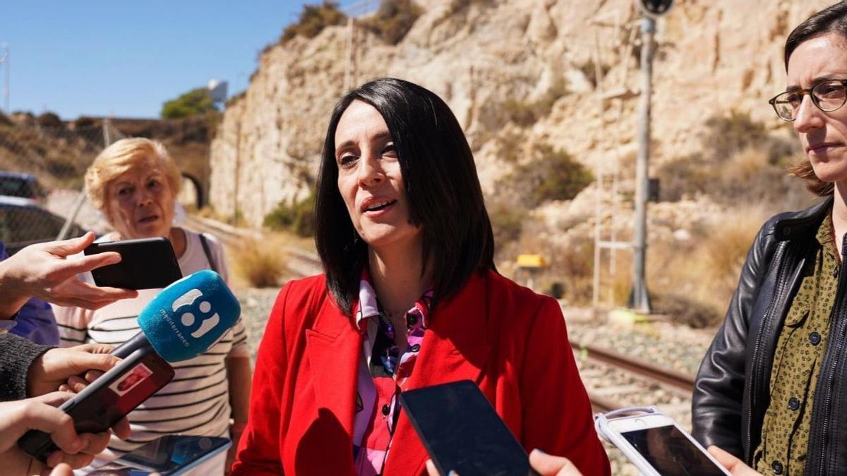 La consellera Rebeca Torró atiende a la prensa en el inicio de las obras de la vía verde.