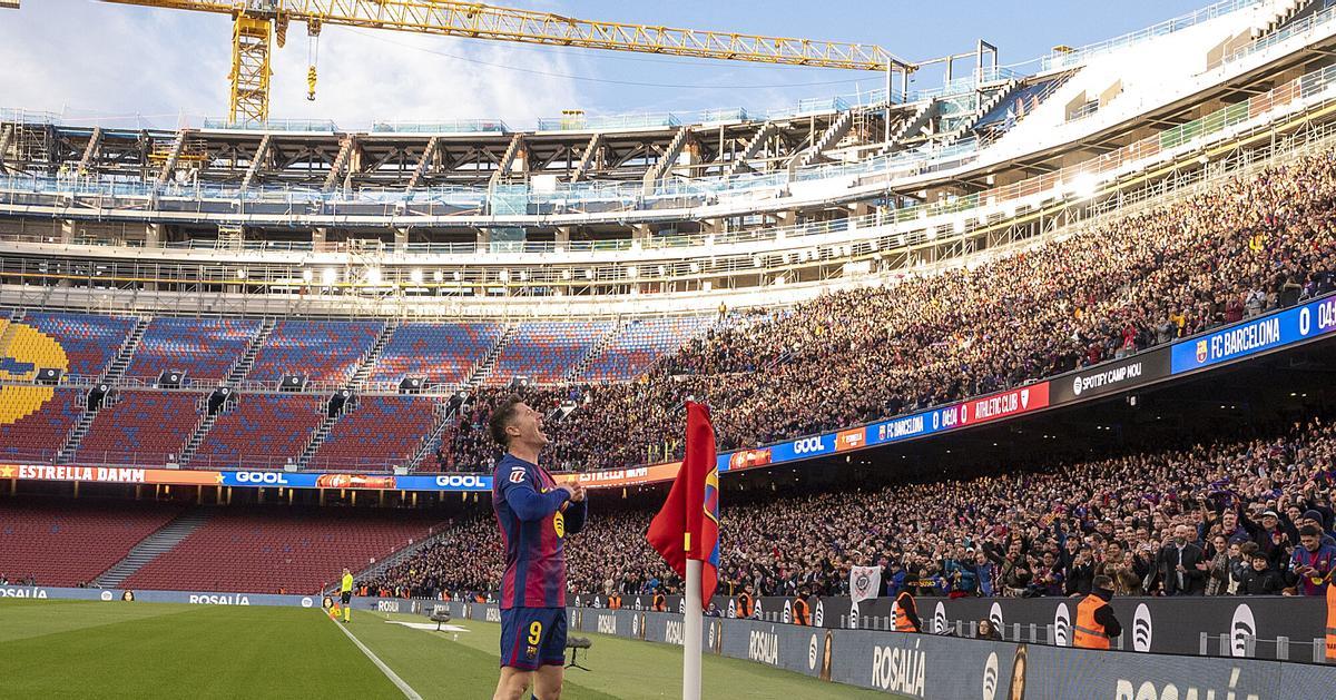 Barcelona 22.11.2025. Deportes. Lewandowski se dirige a la grada para celebrar el primer gol azulgrana durante el partido de liga entre el FC Barcelona y el Athletic de Bilbao en el regreso al estadio del Camp Nou, todavía en obras y solamente con capacidad para 45.000 espectadores. Fotografía de Jordi Cotrina