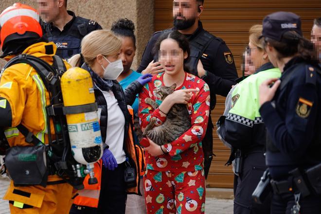 Un incendio provocado por un calefactor obliga a desalojar varias viviendas en Alcoy