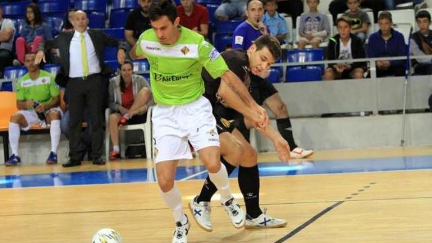 Joao mantiene la posesión de la pelota ante la presión de un rival.