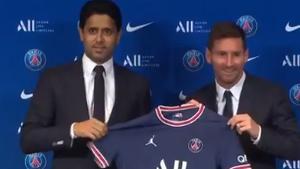 Messi desata la locura... ¡también en la prensa! Se cierra su intervención con gritos de Messi Messi mientras posa con la camiseta del PSG