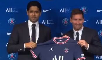 Messi posando con la camiseta del PSG