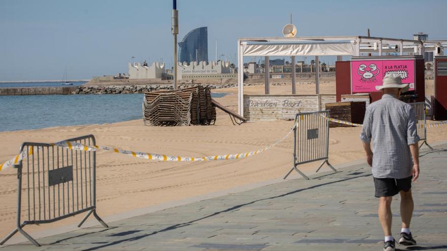 Un home passeja al costat de la platja, a Barcelona