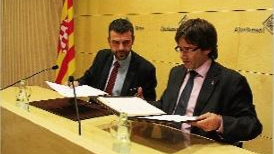 Santi Vila i Carles Puigdemont, ahir, signant l&#039;acord.