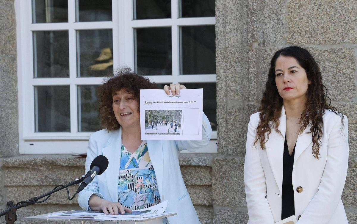 Goretti Sanmartín y María Rozas en su comparecencia para analizar sus dos años al frente del Gobierno local en Santiago