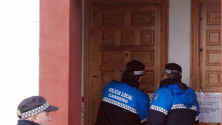 La Policía Local precinta la entrada a una de las viviendas.