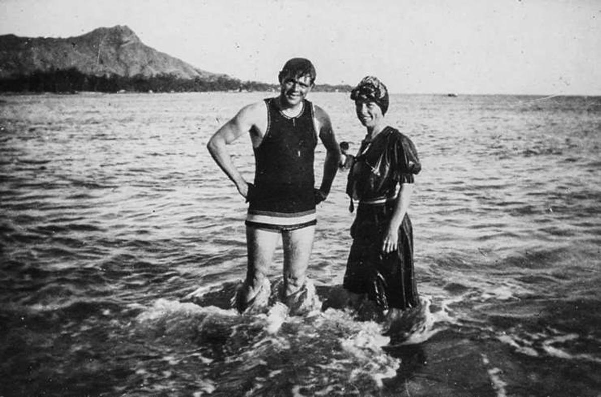 Jack y Charmian London, en Waikiki, en 1907