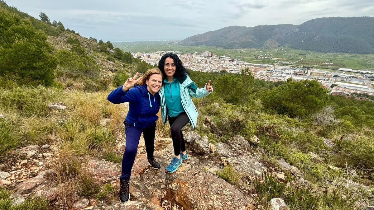 La delegada del Gobierno en la Comunitat Valenciana, Pilar Bernabé, junto a la alcaldesa de Tavernes, Lara Romero.