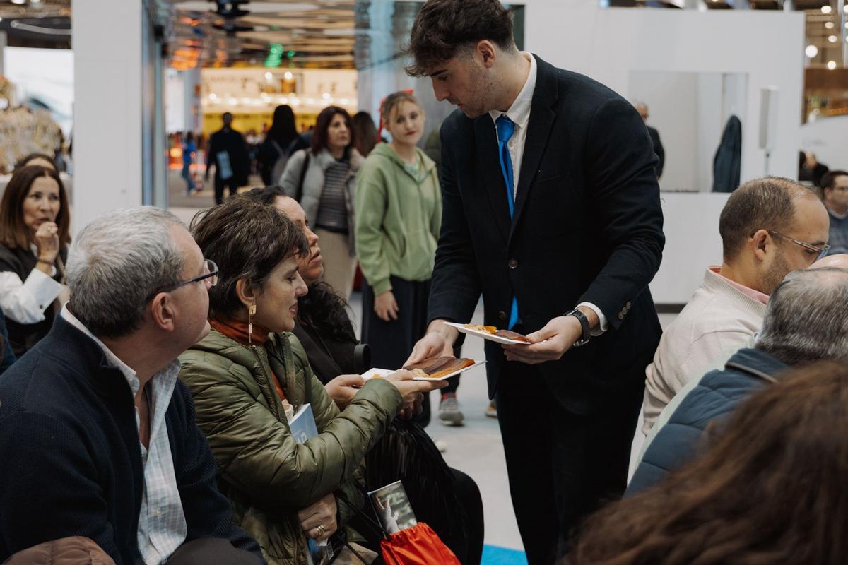 El municipio cerró su representación en Fitur ofreciendo una degustación de salazón.