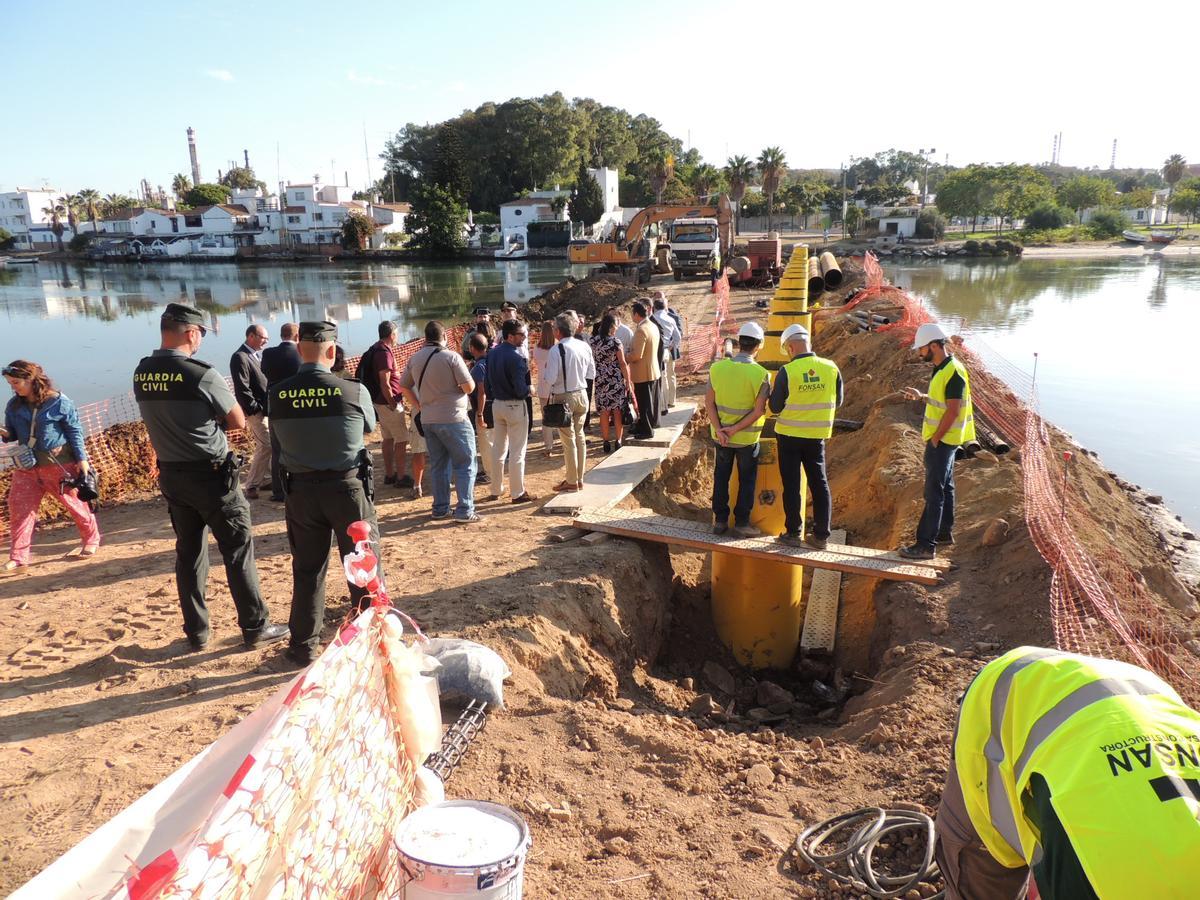 Imagen de la instalación de la barrera antinarcos en San Roque.