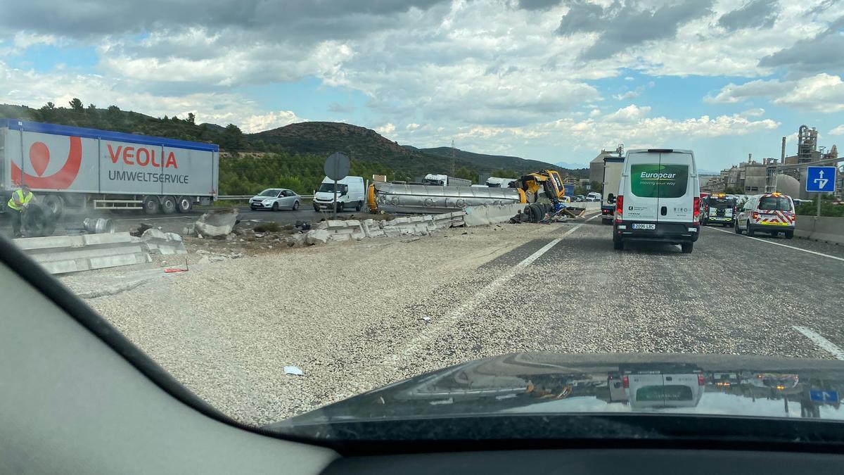 El vuelco de un camión cisterna en Buñol obliga a cortar varios carriles de la A-3