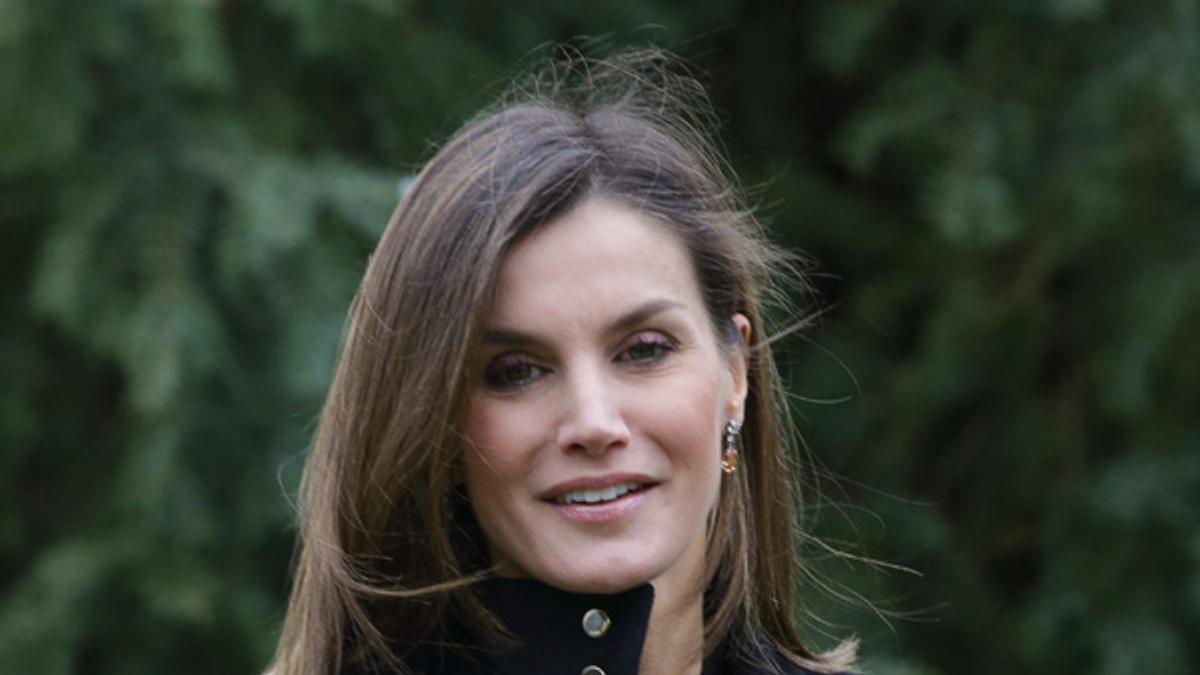 Letizia Ortiz con abrigo negro y cartera de piel