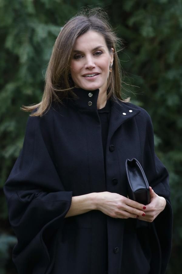 Letizia Ortiz con abrigo negro y cartera de piel