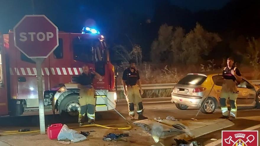 Un herido y un coche destruido en un accidente en la carretera de Sant Joan