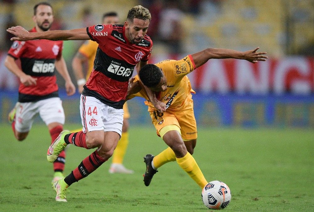 Mauricio Isla disputando un partido con el Flamengo