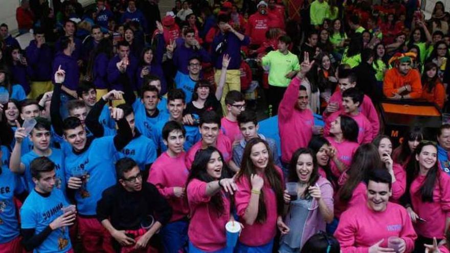 Los peñistas jóvenes dan rienda suelta a la diversión durante la fiesta que se concentró en los aledaños del pabellón municipal de Morales del Vino.