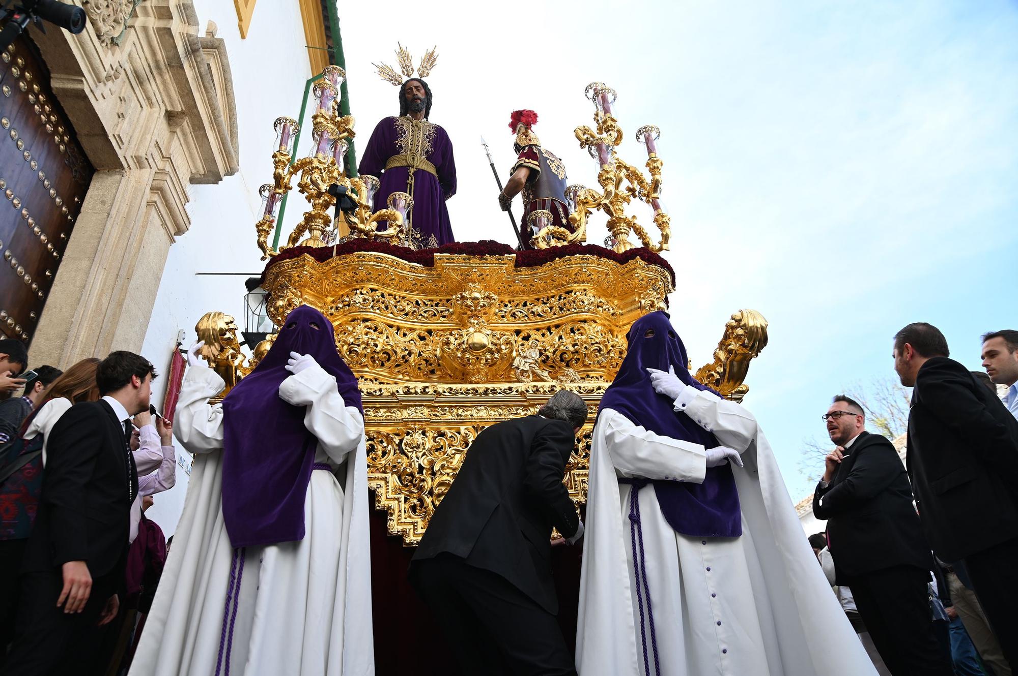 La Plaza de Capuchinos da salida a la Hermandad de la Sangre