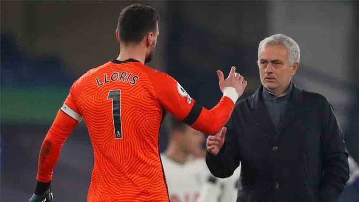 Mourinho felicitando a Hugo Lloris, tras mantener la portería a 0 contra el Chelsea