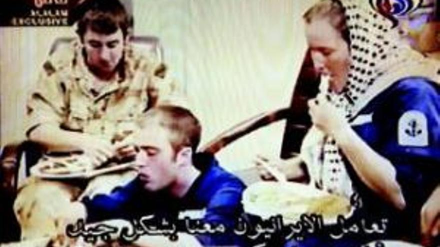 Irán muestra en televisión a los marinos británicos capturados